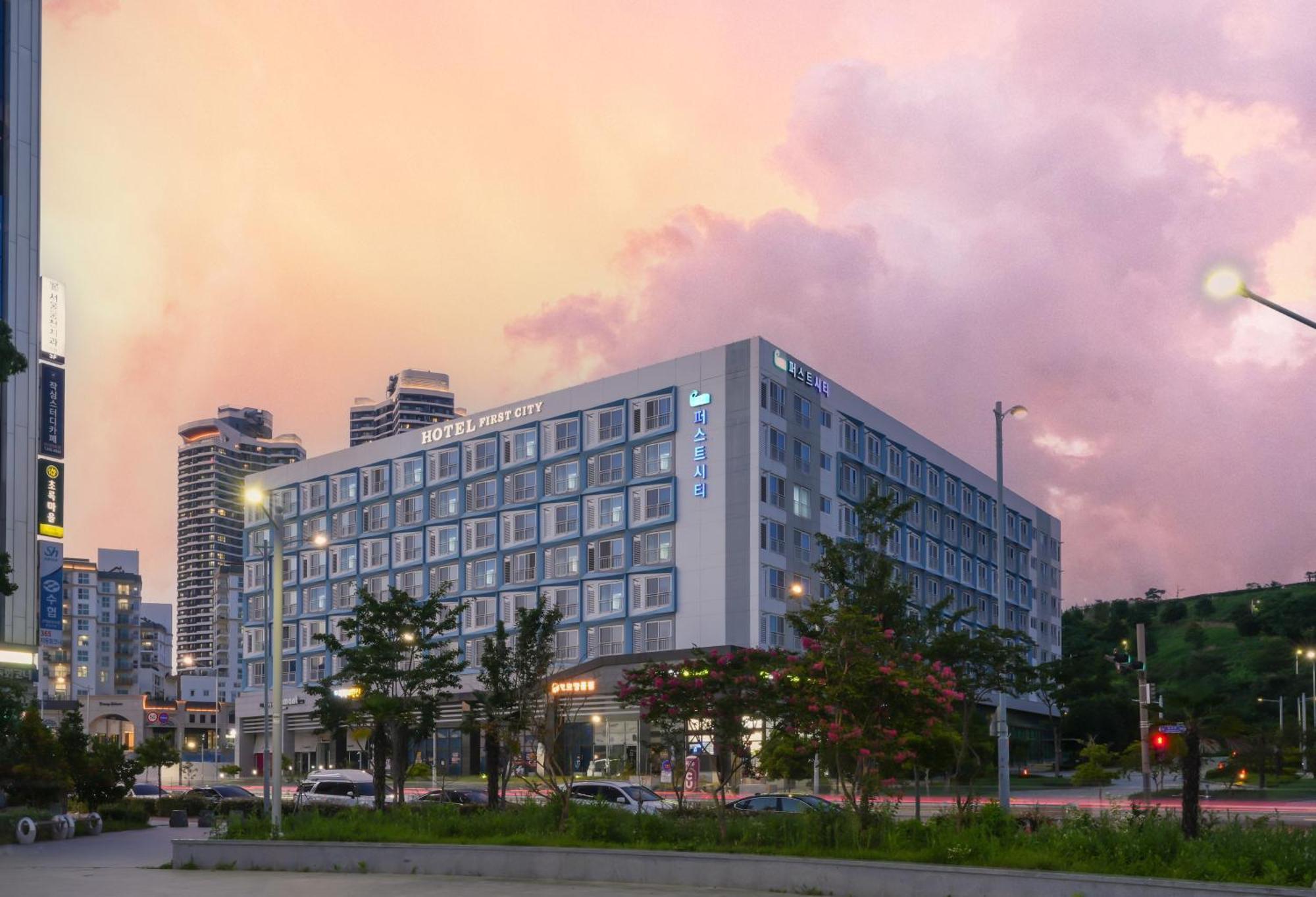 Yeosu Hotel First City ภายนอก รูปภาพ