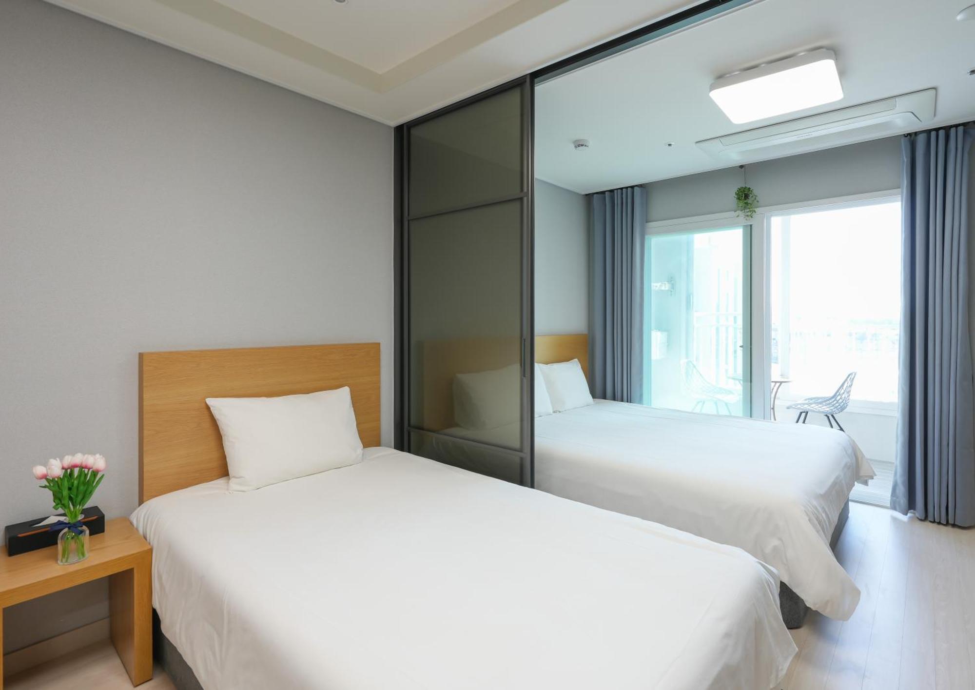 Yeosu Hotel First City ภายนอก รูปภาพ