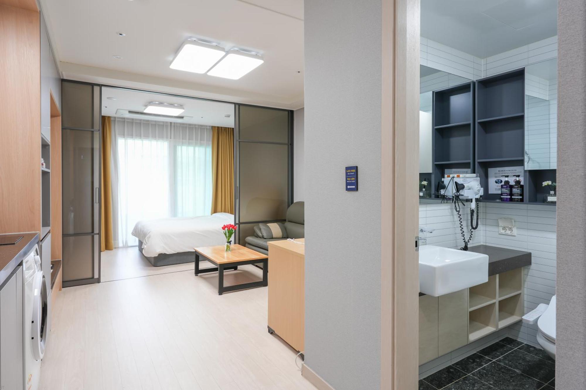 Yeosu Hotel First City ภายนอก รูปภาพ