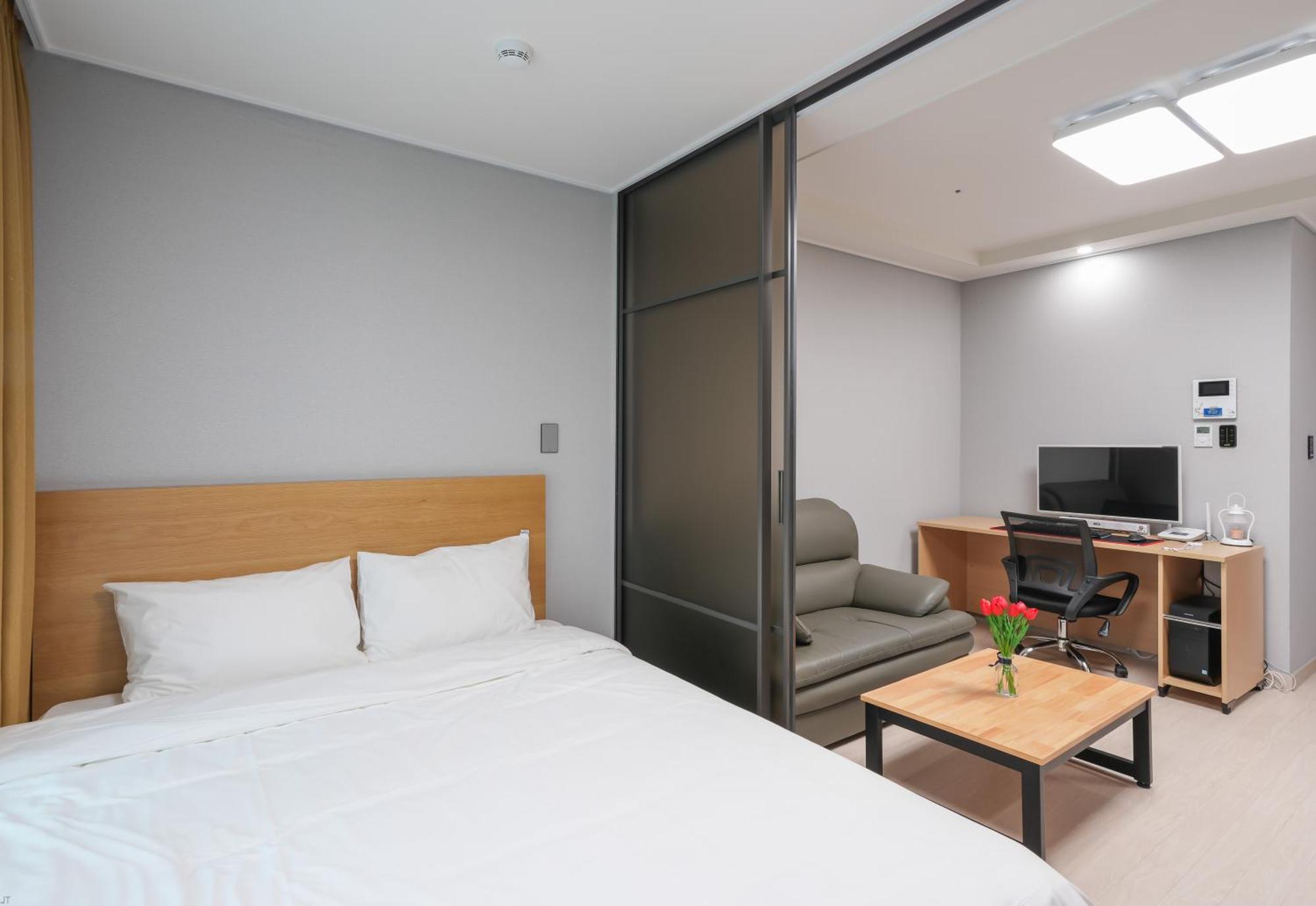 Yeosu Hotel First City ภายนอก รูปภาพ