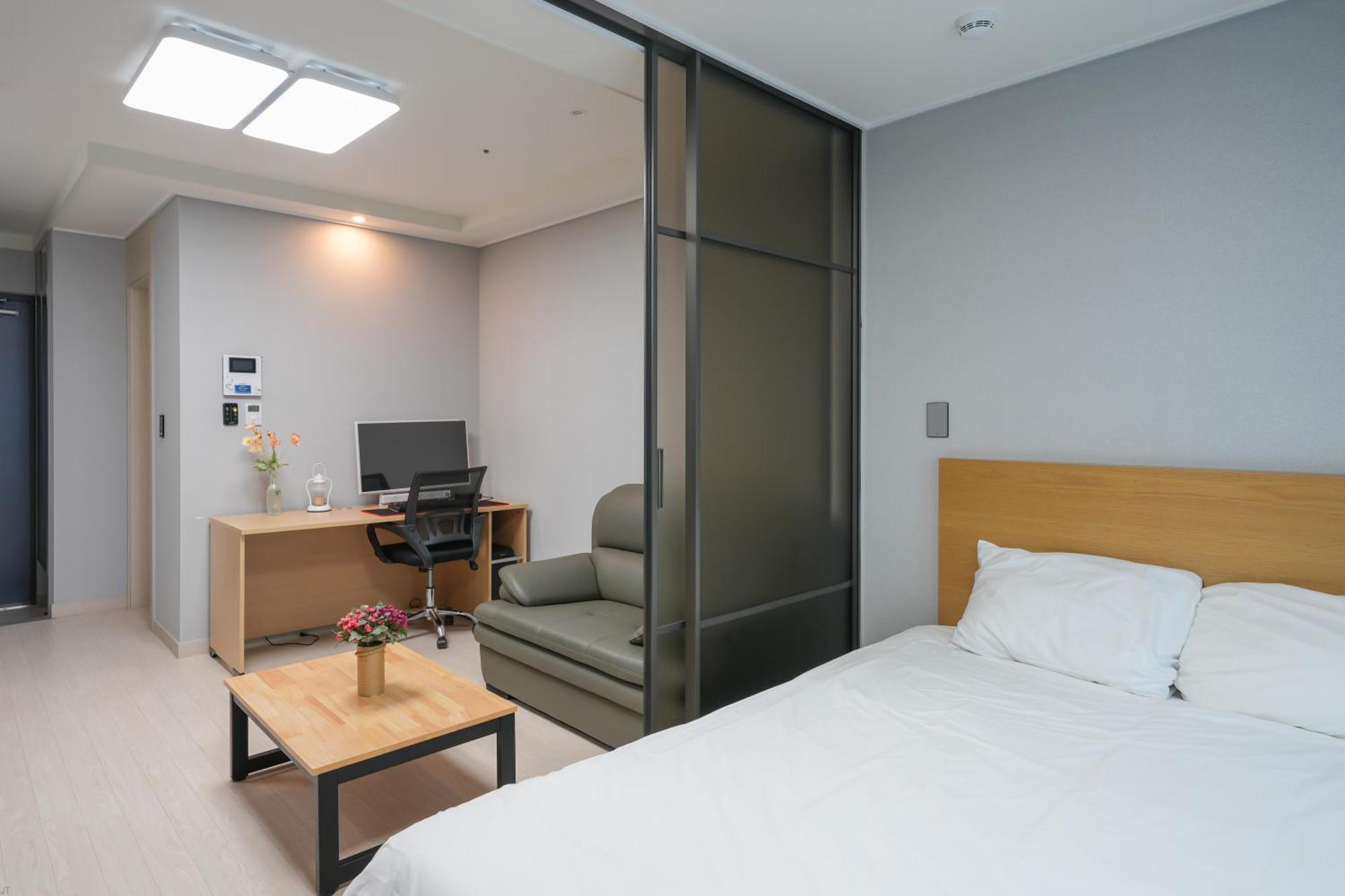 Yeosu Hotel First City ภายนอก รูปภาพ